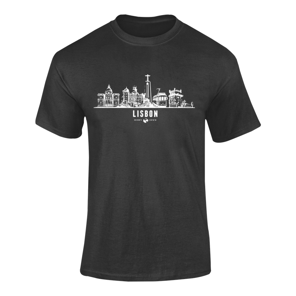 Camiseta negra con diseño sencillo del skyline de Lisboa en blanco, el nombre de la ciudad, una esfera del globo terráqueo y sus coordenadas.