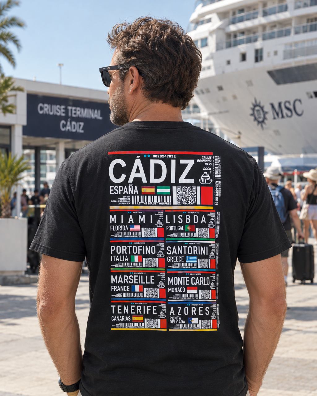 Modelo con camiseta Cádiz negra, diseño Cruise Boarding Pass en la espalda