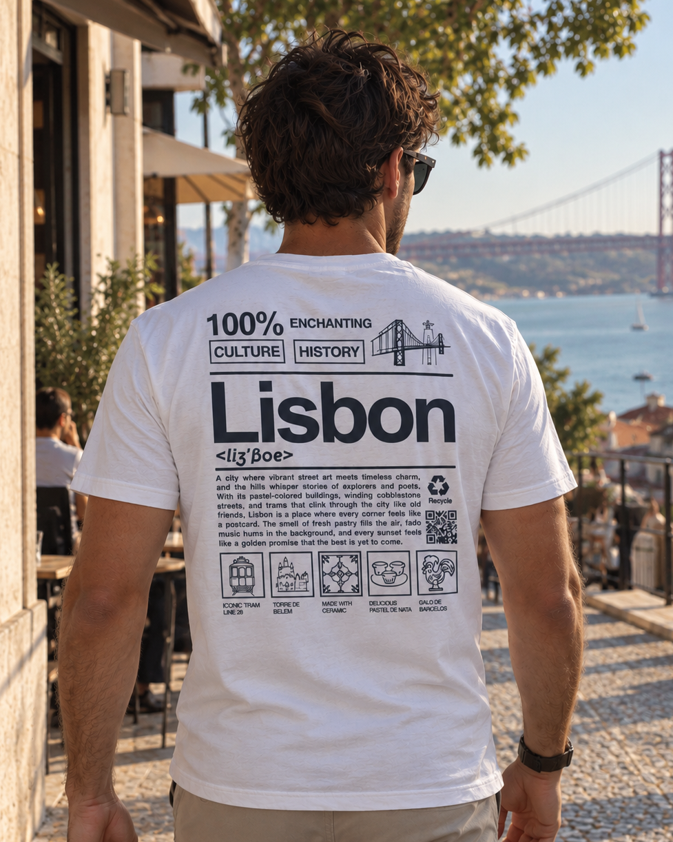 Modelo con camiseta Lisboa Portugal blanca, diseño Definición Lisboa en la espalda