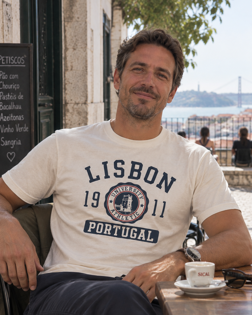 Modelo con camiseta Lisboa Portugal en color natural, diseño University 1911 Athletic