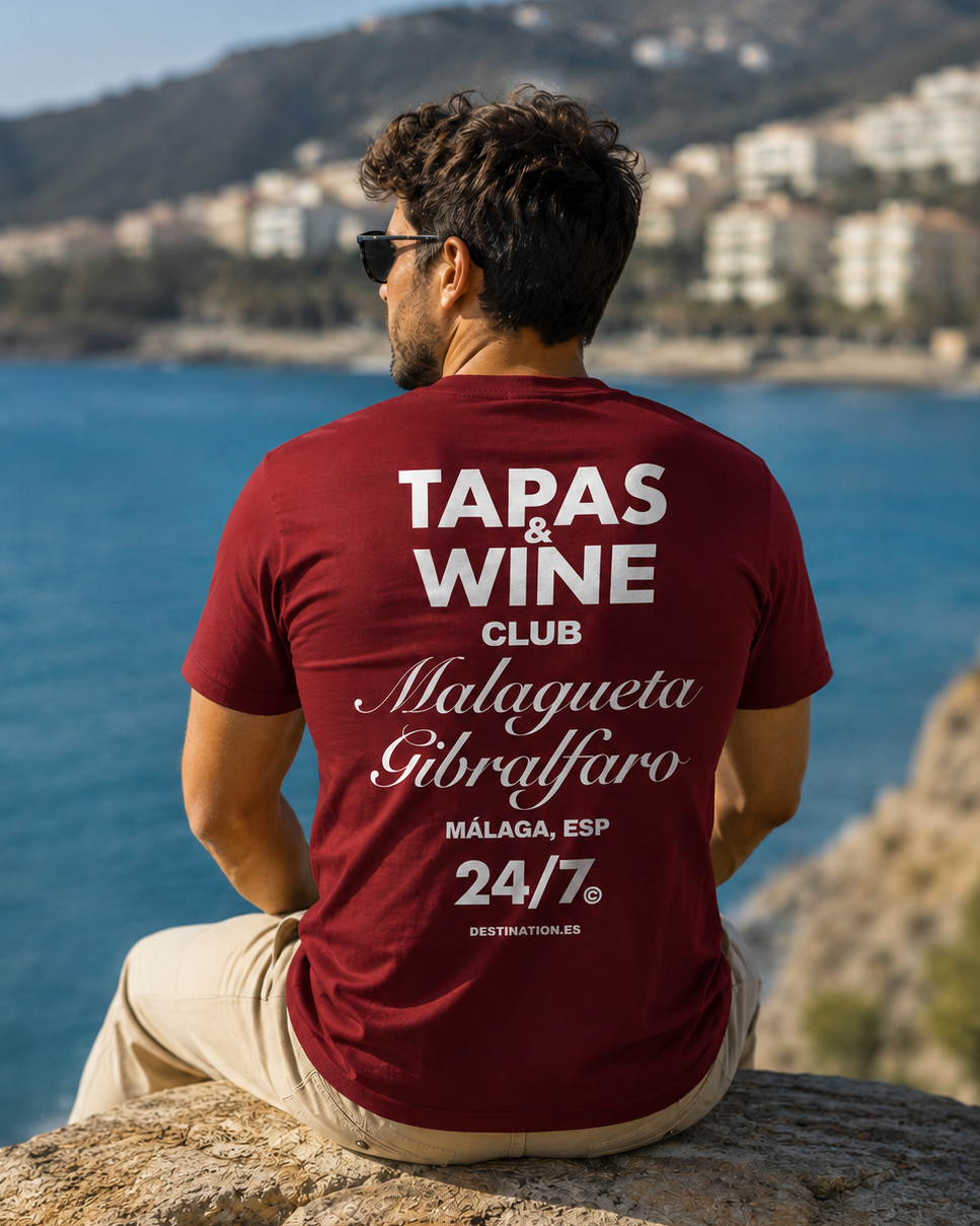 Camiseta unisex Tapas & Wine Club Málaga color burdeos con diseño exclusivo de La Malagueta, Gibralfaro y Destination.es