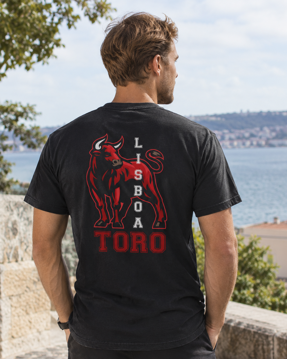 Modelo con camiseta Lisboa Portugal negra, diseño Toro Lisboa en la espalda