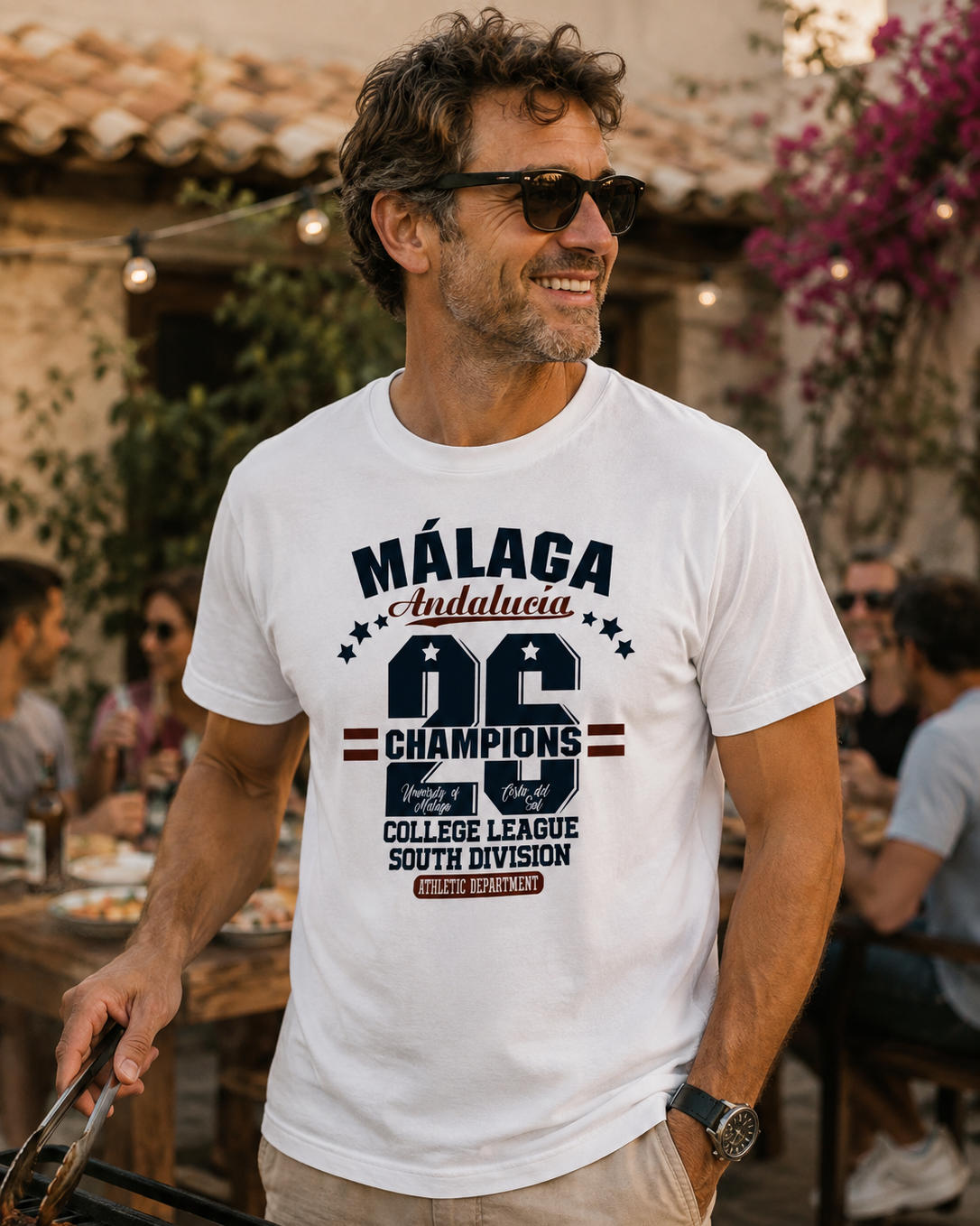 Modelo con Camiseta Champions 26 Málaga blanca, diseño "College League South Division" – Destination.es