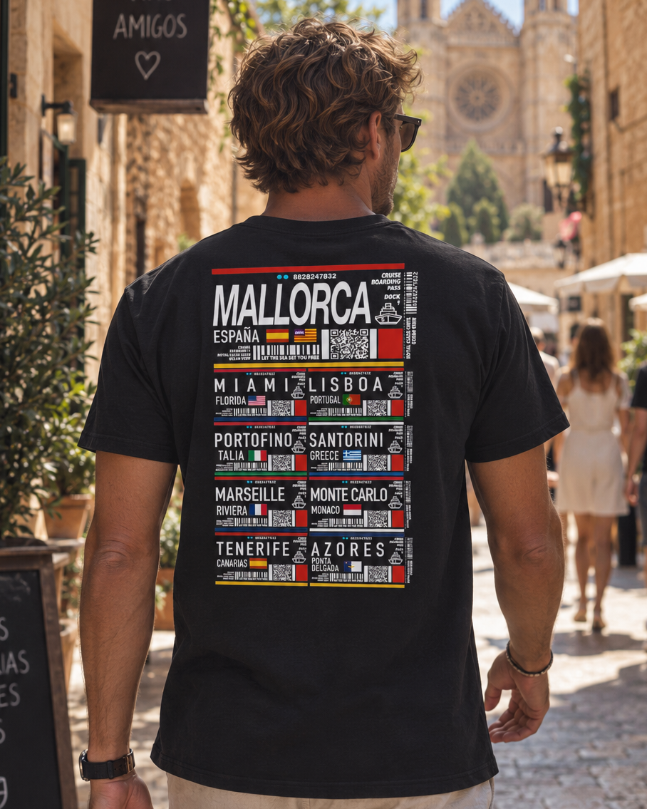 Modelo con Camiseta Cruceros Mallorca negra, diseño estilo boarding pass de crucero – Destination.es