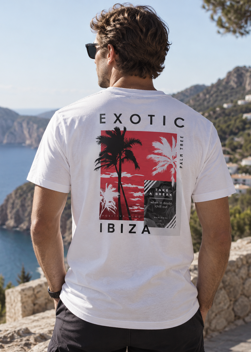 Modelo con Camiseta Exotic Palm Tree Ibiza blanca, diseño streetwear de palmeras – Destination.es