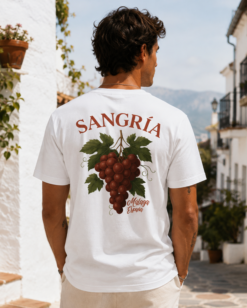 Modelo con Camiseta Sangría Uvas Málaga blanca, diseño de racimo de uvas y texto "Málaga España" – Destination.es
