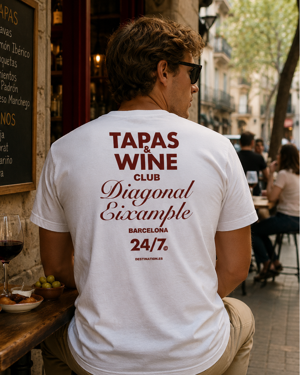 Detalle del bolsillo de la Camiseta Tapas & Wine Club Barcelona con texto en granate – Destination.es