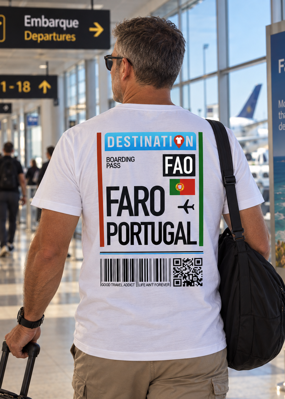 Modelo con Camiseta Tarjeta de Embarque Faro blanca, diseño de boarding pass – Destination.es