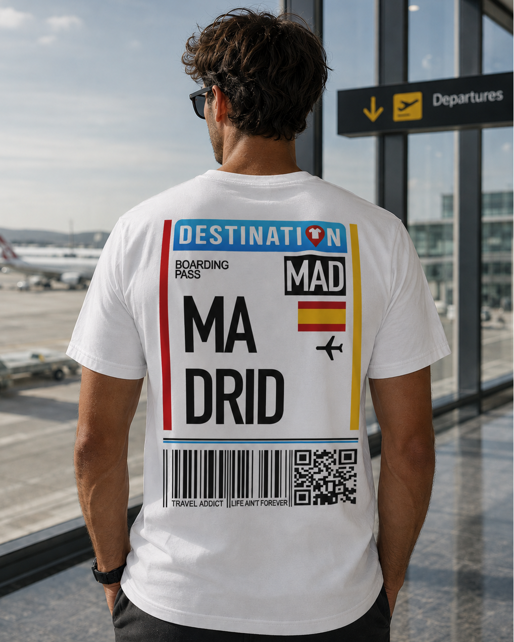 Modelo con Camiseta Tarjeta de Embarque Madrid blanca, diseño de boarding pass – Destination.es