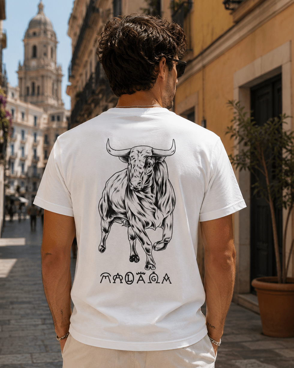 Modelo con Camiseta Toro Bravo Málaga blanca, diseño de toro bravo en espalda – Destination.es