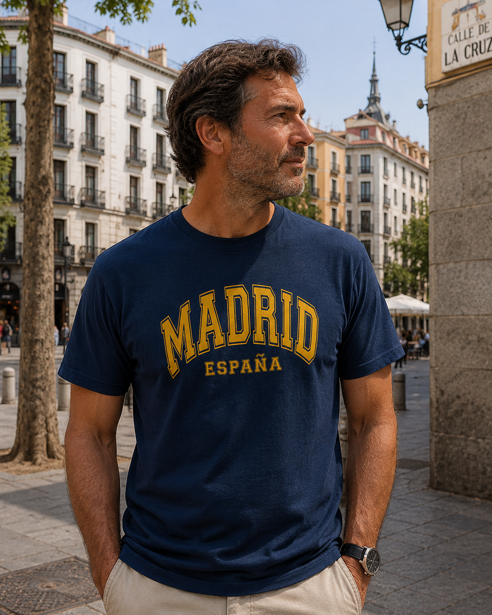 Modelo con Camiseta University Madrid azul marino, diseño estilo universitario – Destination.es