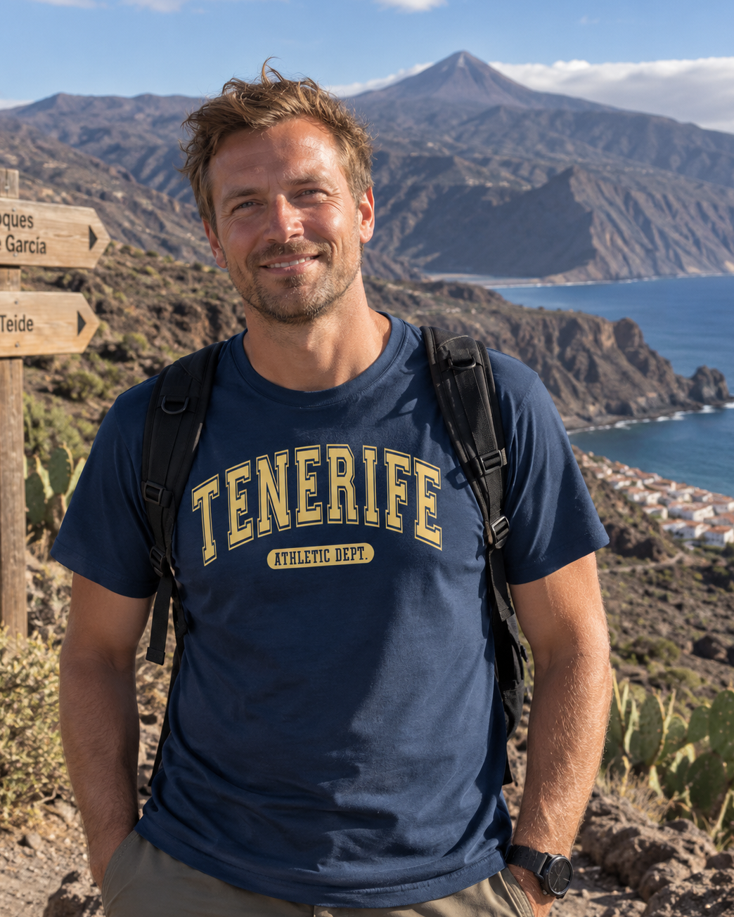 Modelo con Camiseta University Tenerife azul marino, diseño estilo universitario – Destination.es