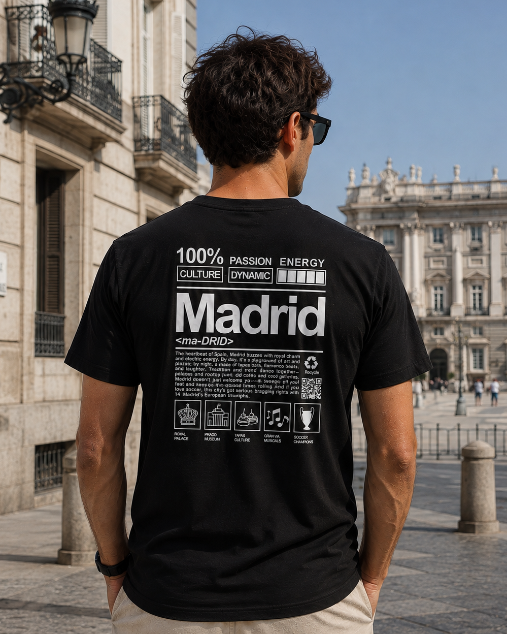 Modelo con Camiseta City Definition Madrid negra, diseño estilo definición de diccionario – Destination.es
