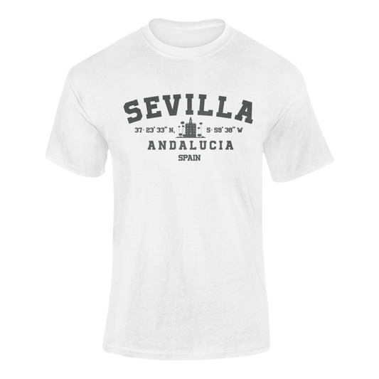 Camiseta blanca con el diseño de las coordenadas geográficas de Sevilla y la ilustración de la Torre del Oro, acompañada de la palabra "Andalucía". Fabricada en 100% algodón, con un estilo minimalista y detalles de alta calidad, ideal como souvenir o prenda casual.