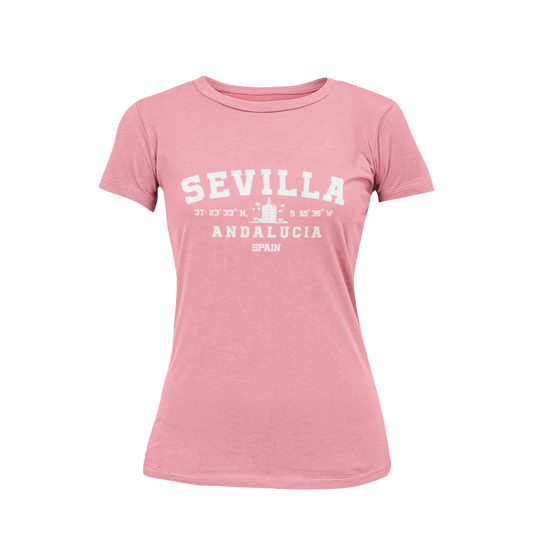 Camiseta rosa para mujer con diseño exclusivo que muestra las coordenadas de Sevilla y la silueta de la Torre del Oro, confeccionada en algodón orgánico con corte ajustado, ideal como recuerdo único de la ciudad andaluza.