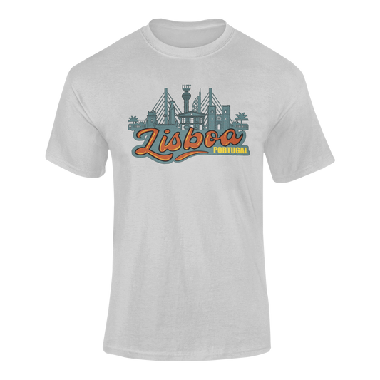 Camiseta gris claro con un diseño vibrante del skyline de Lisboa en colores destacados, incluyendo el nombre Lisboa. Souvenir perfecto para amantes de la ciudad.