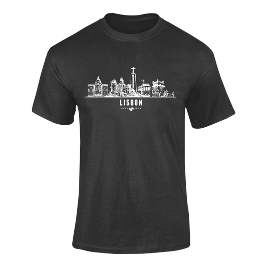 Camiseta negra con diseño sencillo del skyline de Lisboa en blanco, el nombre de la ciudad, una esfera del globo terráqueo y sus coordenadas.