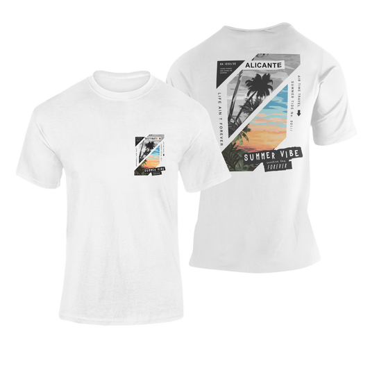 Camiseta blanca de algodón con diseño tropical, puesta de sol y palmeras. Incluye el texto 'Málaga' y el lema 'Summer Vibe Forever'. Perfecta como souvenir para viajeros.