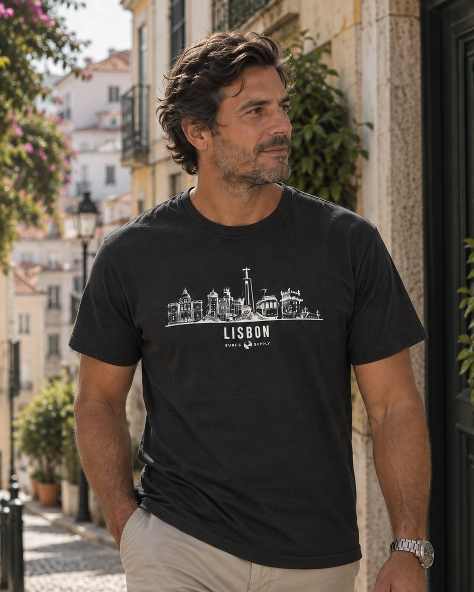 Modelo con camiseta Lisboa Portugal negra, diseño Skyline Lisboa