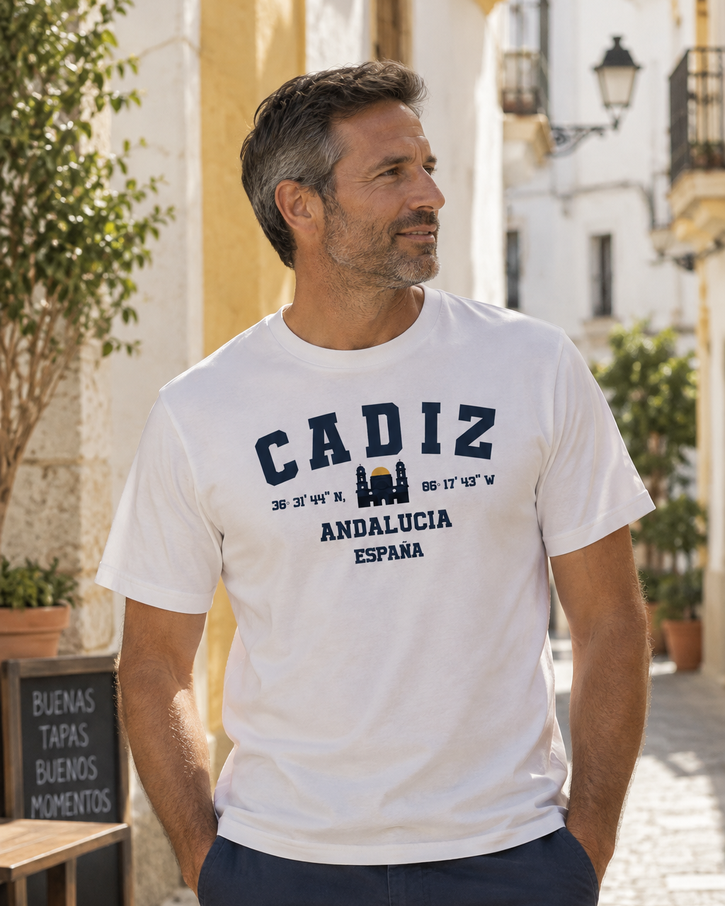 Modelo con camiseta Cádiz blanca, diseño Coordenadas Cádiz
