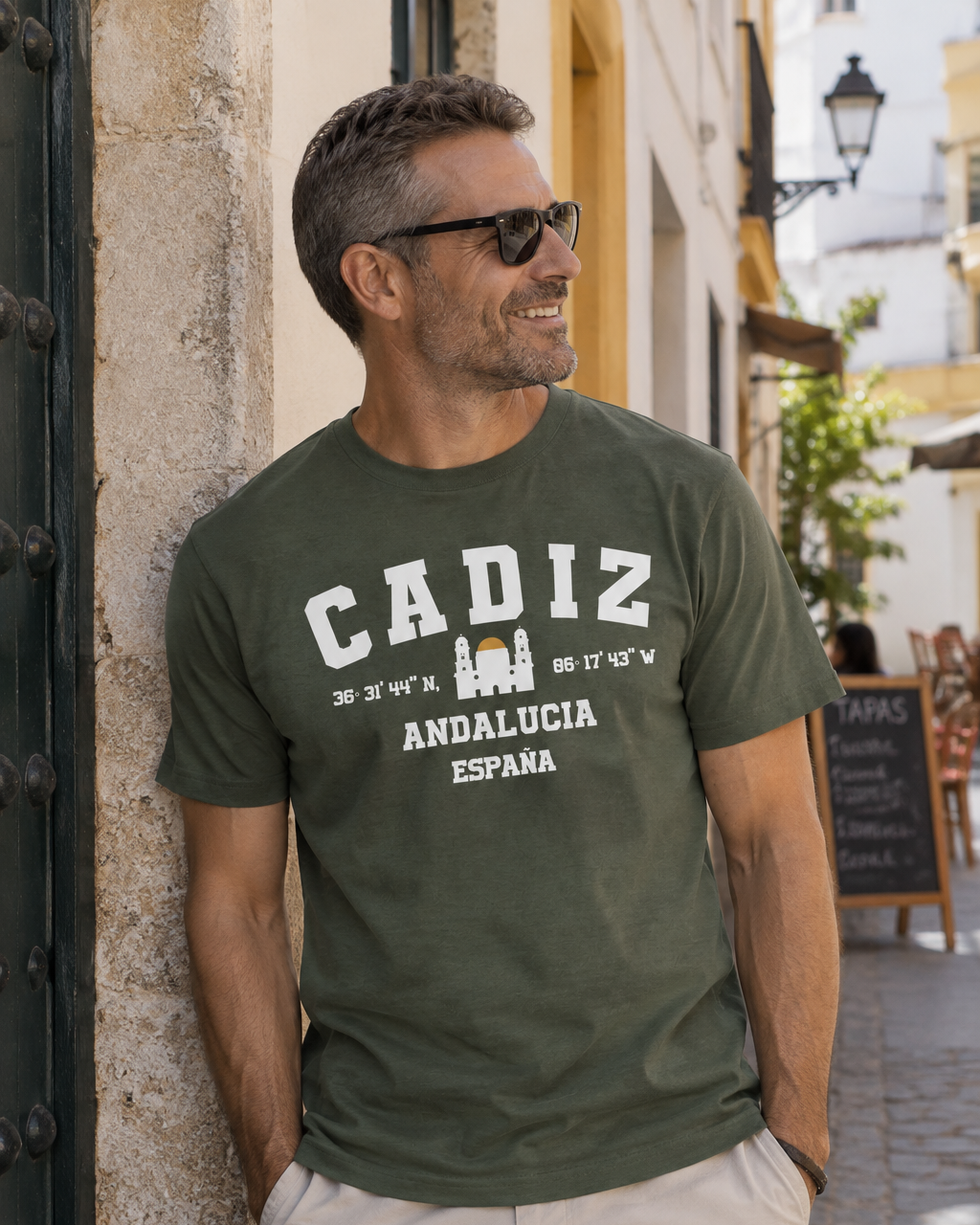 Modelo con camiseta Cádiz verde militar, diseño Coordenadas Cádiz
