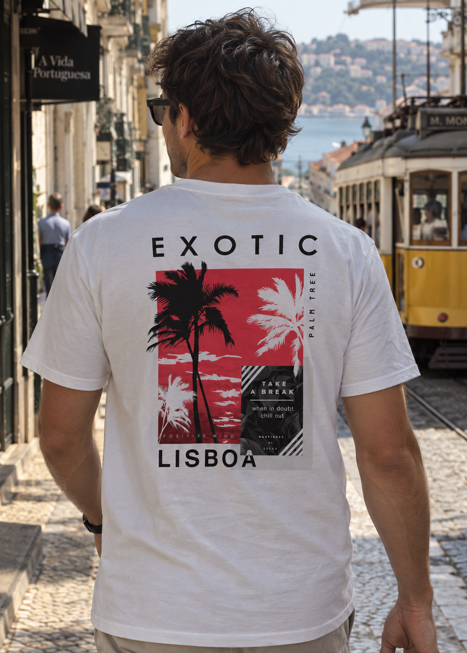 Modelo con camiseta Lisboa Portugal blanca, diseño Exotic Palm Tree en la espalda