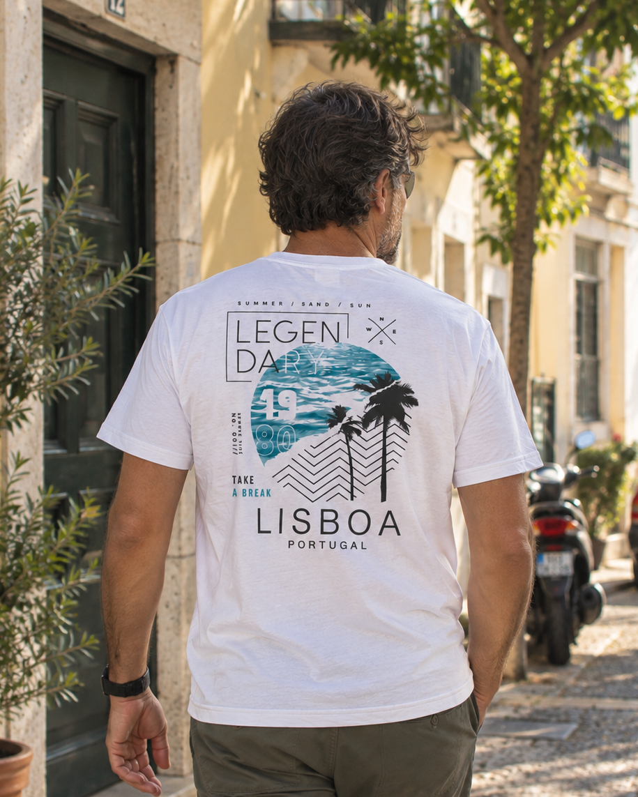 Modelo con camiseta Lisboa Portugal blanca, diseño Legendary Lisboa en la espalda