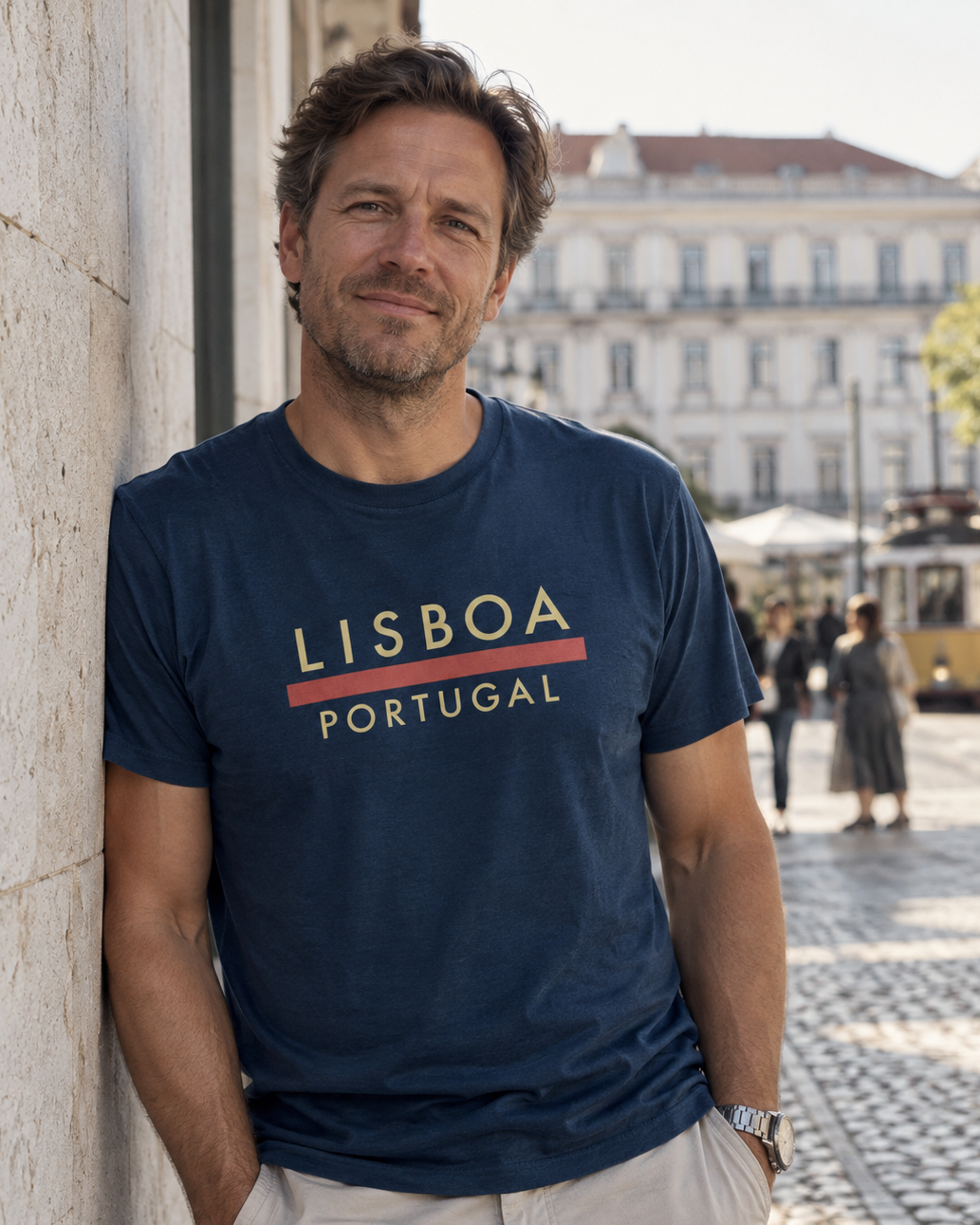 Modelo con camiseta Lisboa Portugal en azul marino, diseño Línea Roja