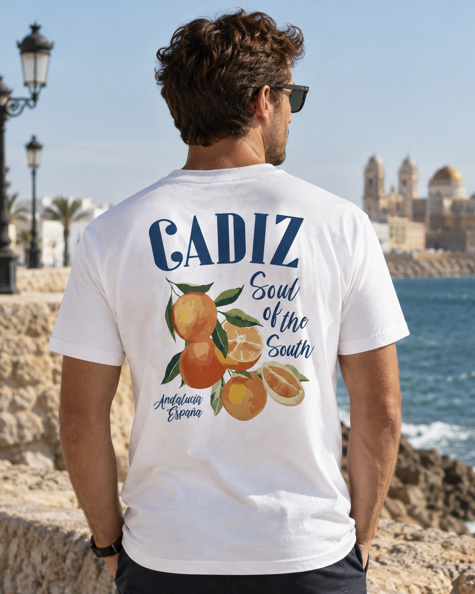 Modelo masculino con camiseta Cádiz blanca, diseño Naranjas Cádiz en la espalda