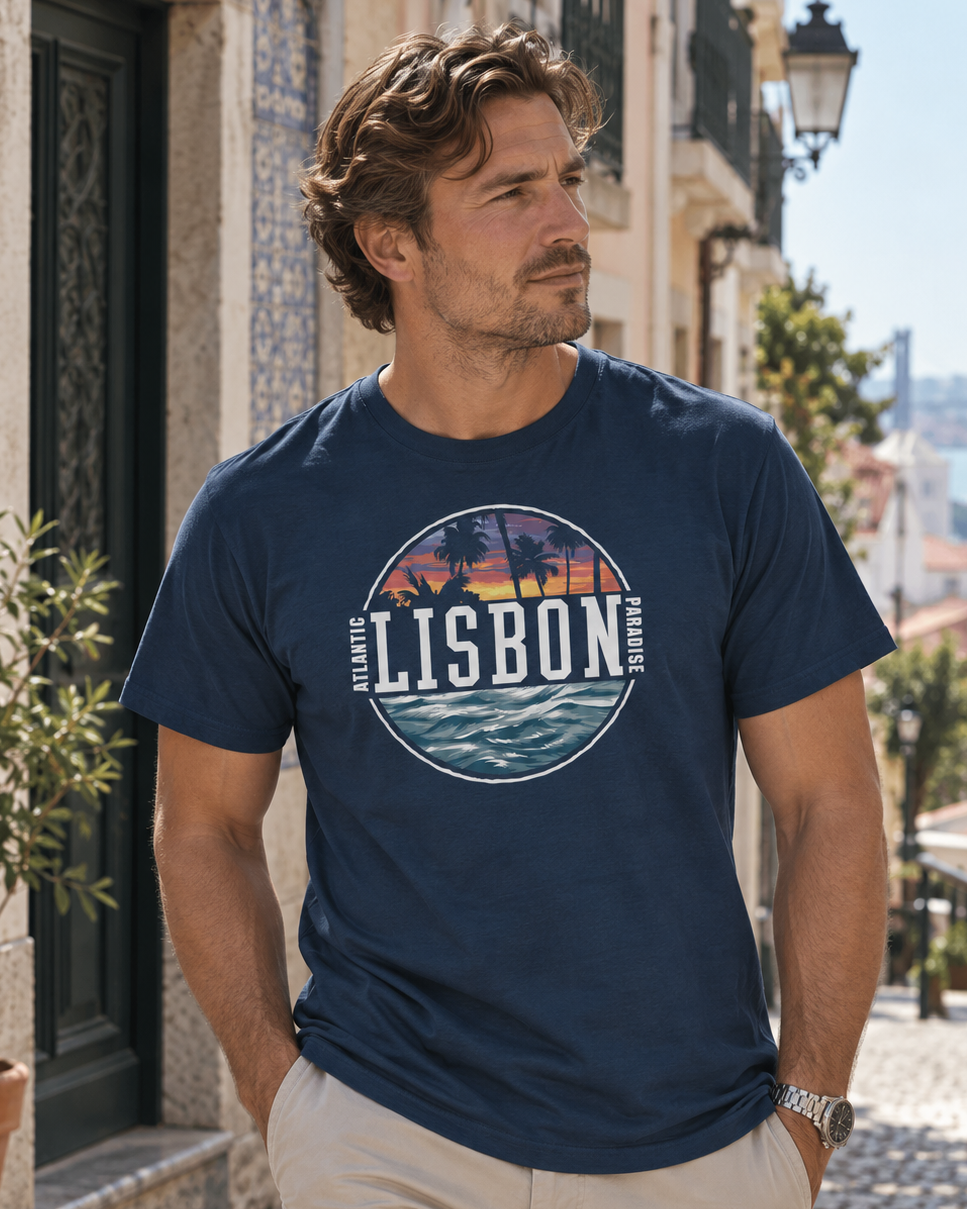 Modelo con camiseta Lisboa Portugal azul marino, diseño Paradise Lisboa