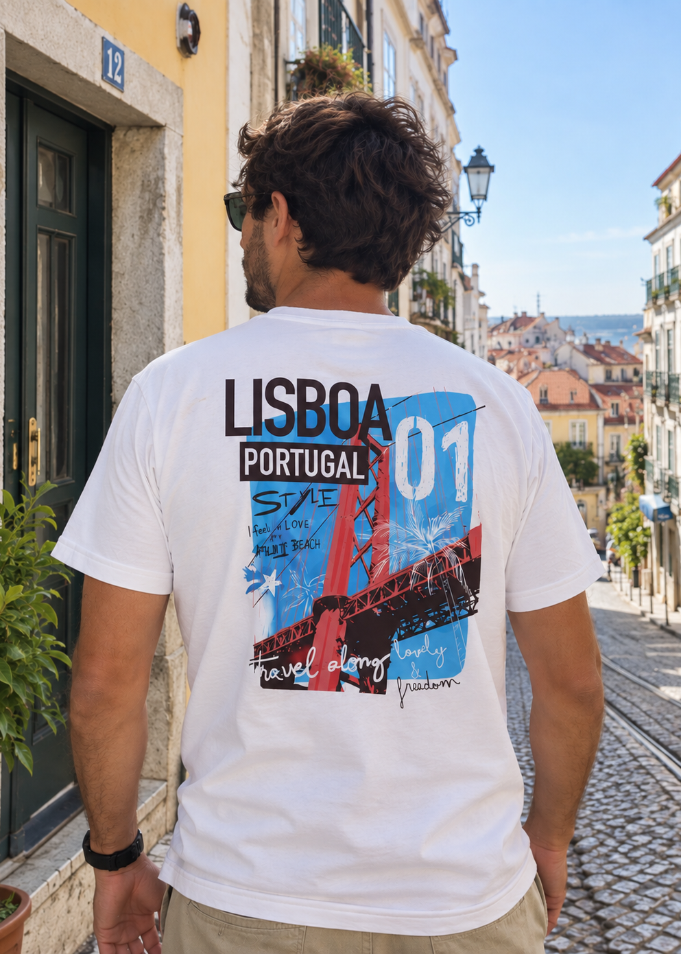 Modelo con camiseta Lisboa Portugal blanca, diseño Puente Style en la espalda