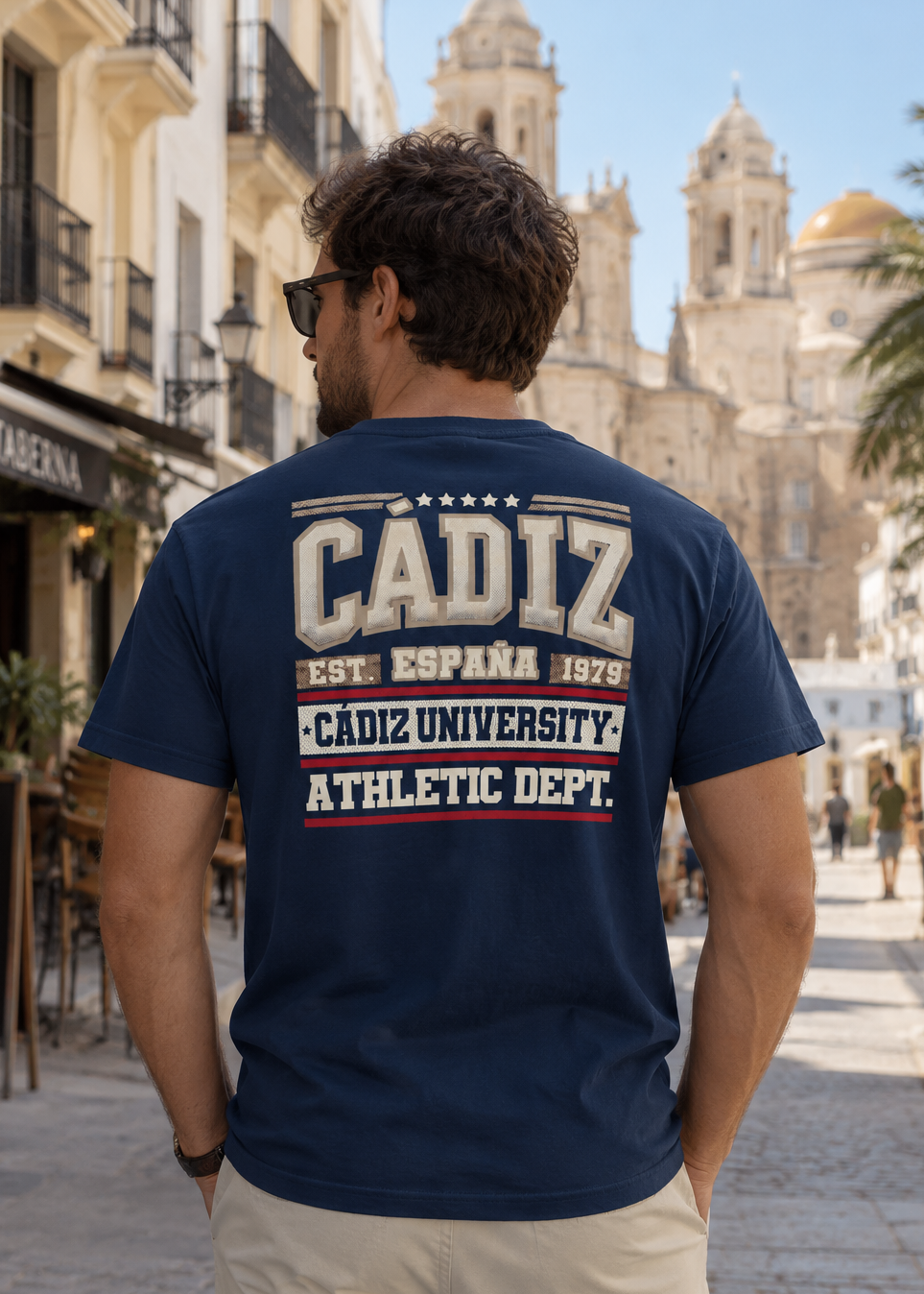 Modelo con camiseta Cádiz azul marino, diseño Cádiz University en la espalda