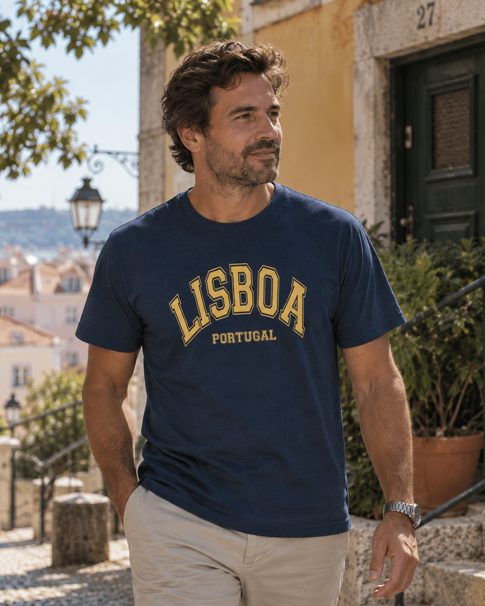 Modelo con camiseta Lisboa Portugal azul marino, diseño University Lisboa