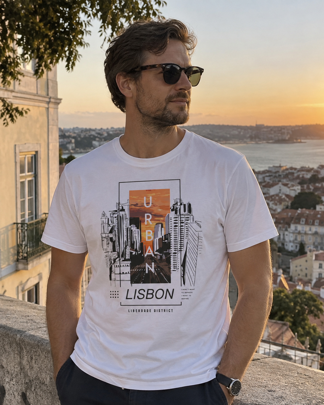 Modelo con camiseta Lisboa Portugal blanca, diseño Urban Lisbon en el pecho