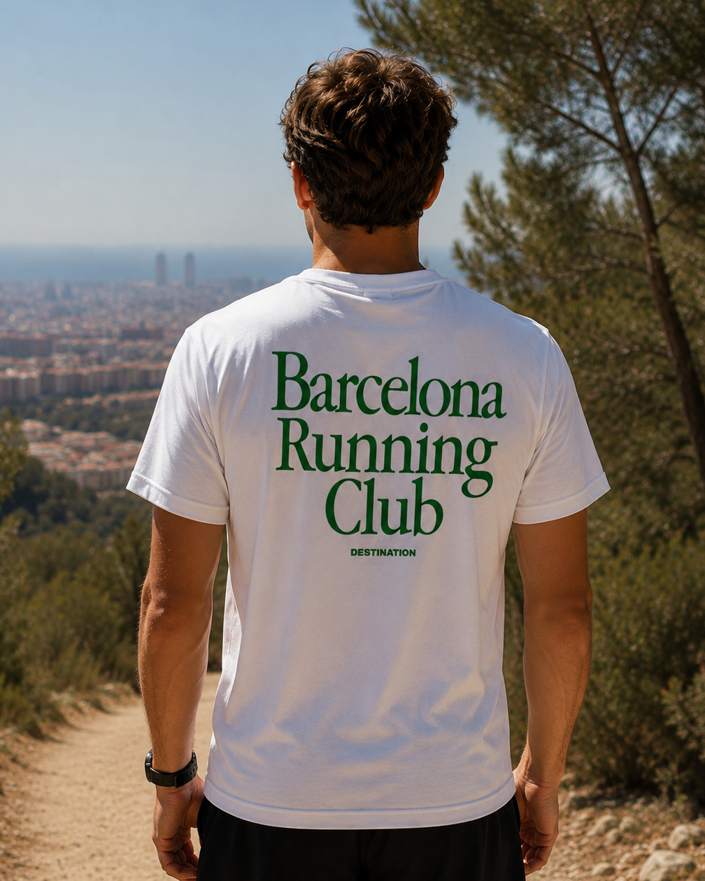Modelo con Camiseta Barcelona Running Club blanca, diseño de texto verde – Destination.es