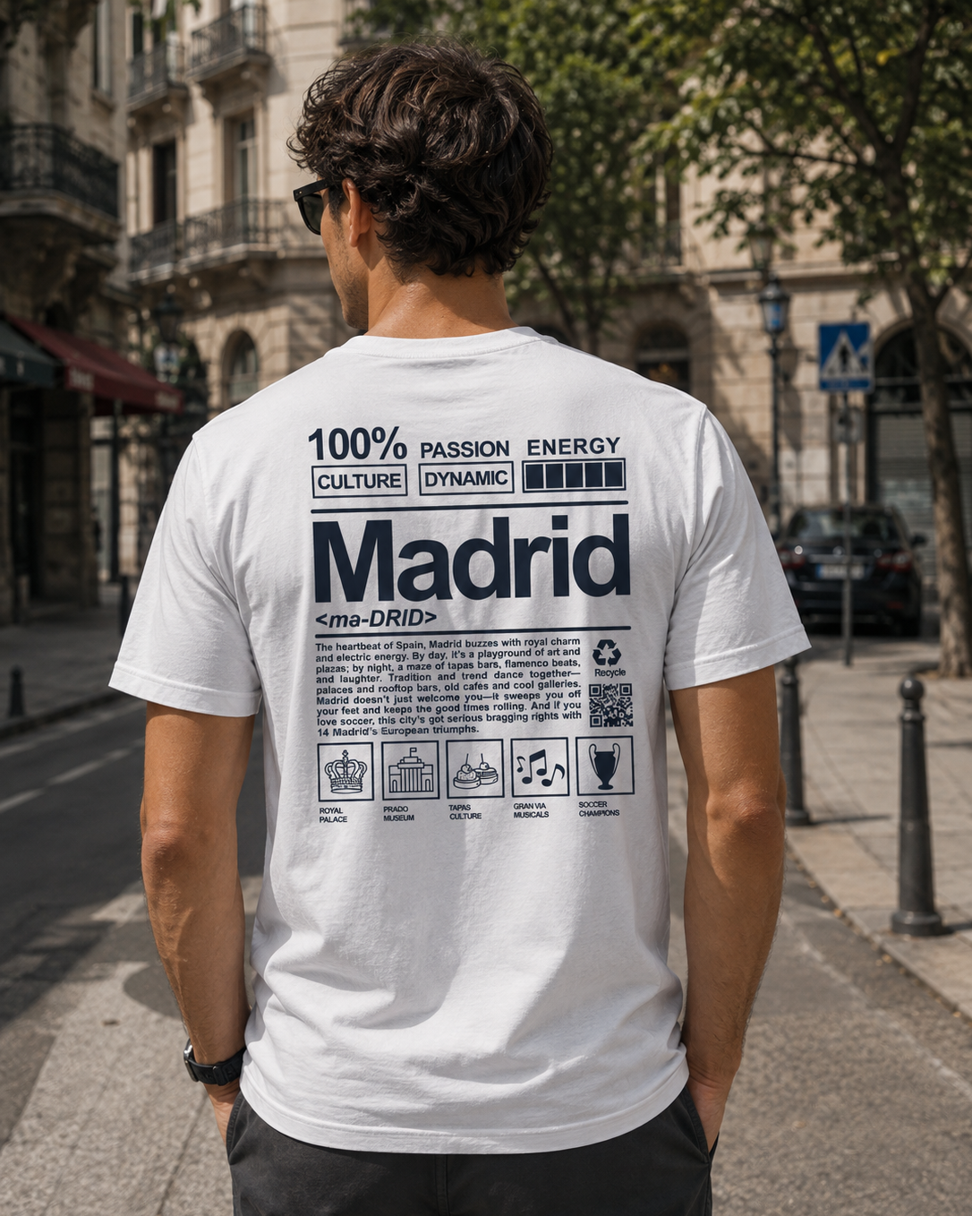 Modelo con Camiseta City Definition Madrid blanca, diseño estilo definición de diccionario – Destination.es