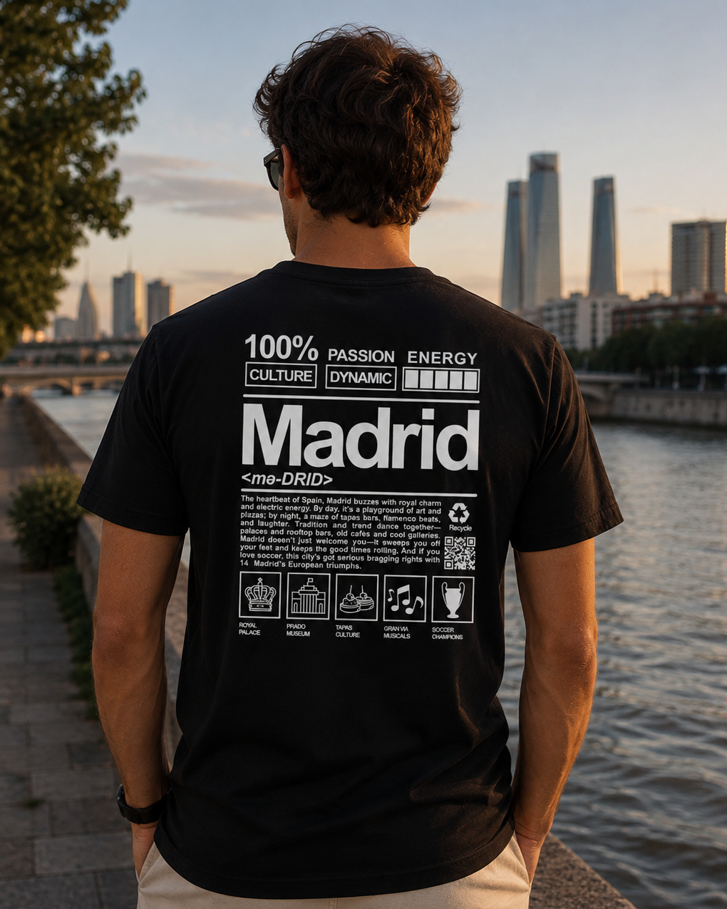 Modelo con Camiseta City Definition Madrid negra, diseño estilo definición de diccionario – Destination.es