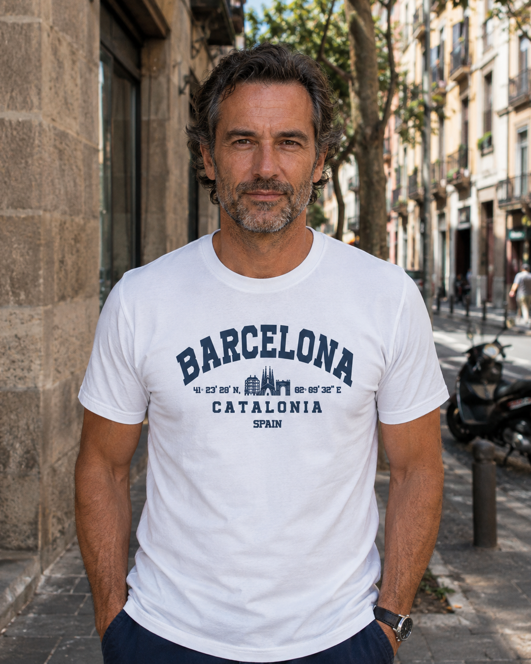 Modelo con Camiseta Coordenadas Barcelona blanca, diseño de coordenadas y skyline – Destination.es