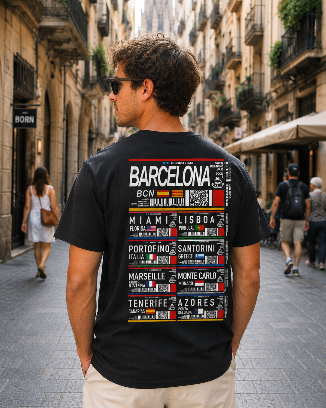 Modelo con Camiseta Cruceros Barcelona negra, diseño estilo boarding pass de crucero – Destination.es