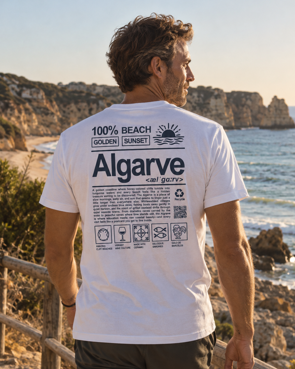 Modelo con Camiseta Definición Algarve blanca, diseño estilo definición de diccionario – Destination.es