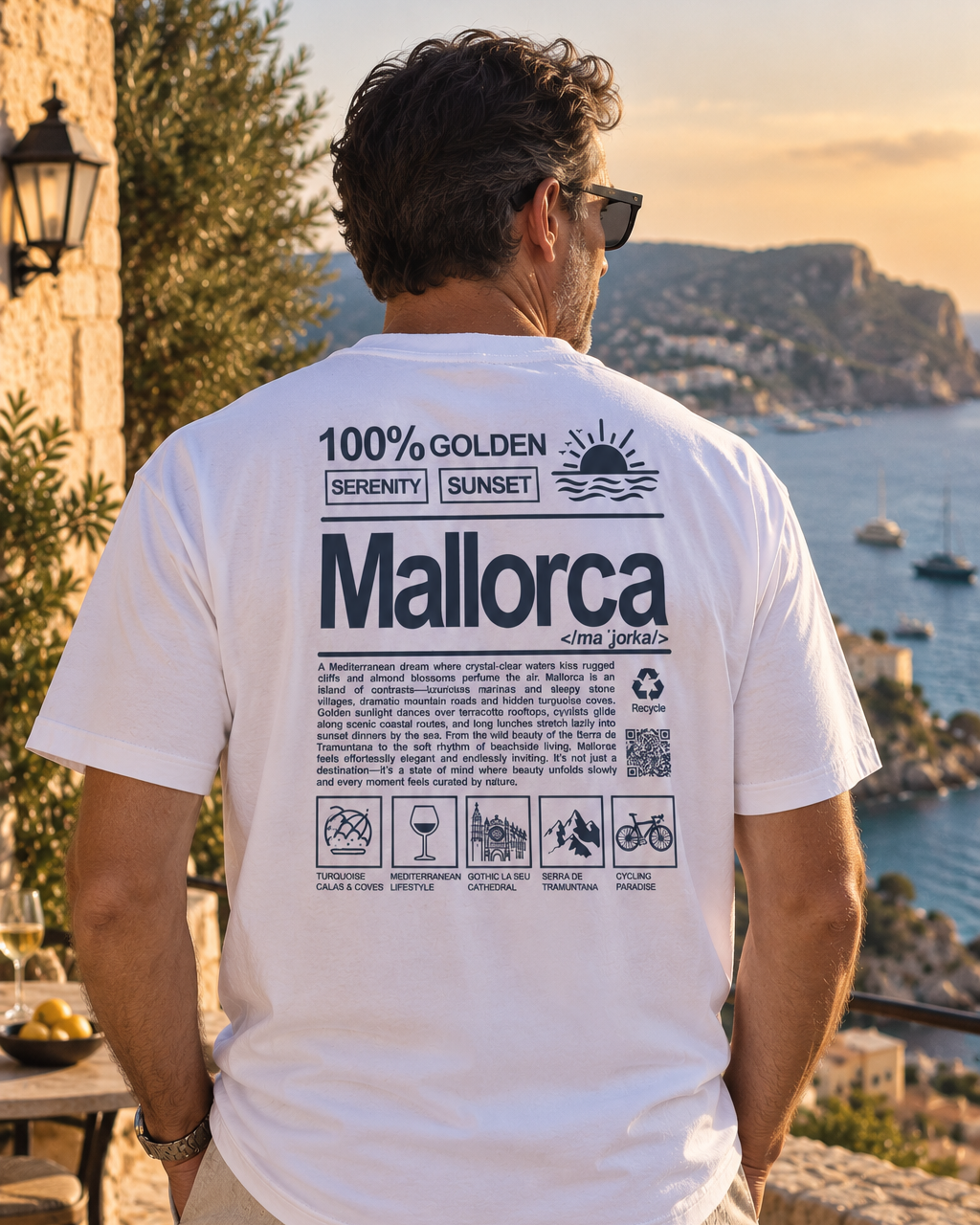 Modelo con Camiseta Definición Mallorca blanca, diseño estilo definición de diccionario – Destination.es
