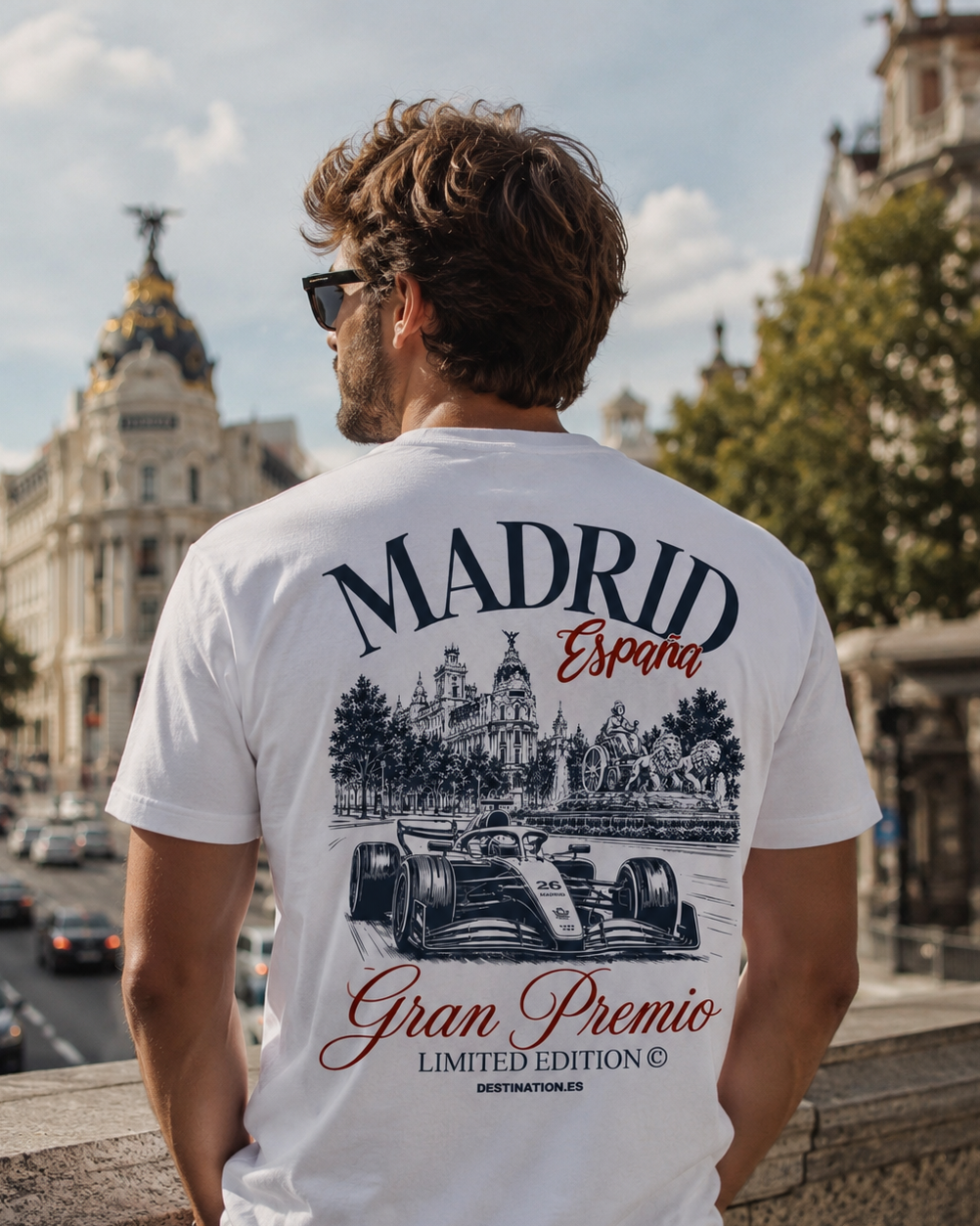 Modelo con Camiseta Gran Premio Madrid blanca, diseño edición limitada de Fórmula 1 – Destination.es
