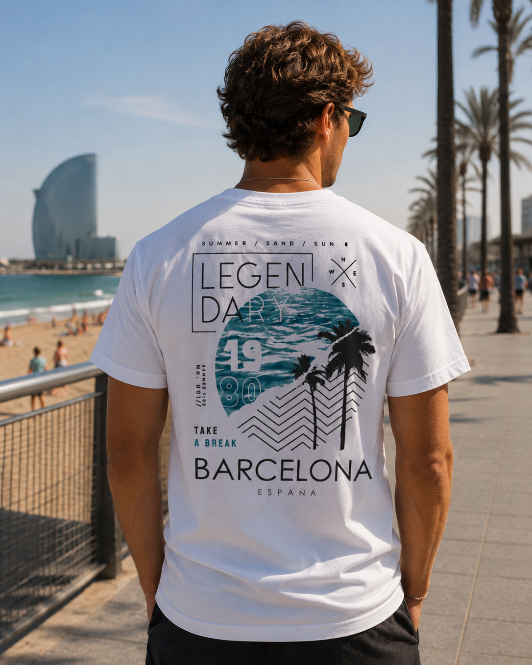 Modelo con Camiseta Legendary Barcelona blanca, diseño streetwear de playa – Destination.es