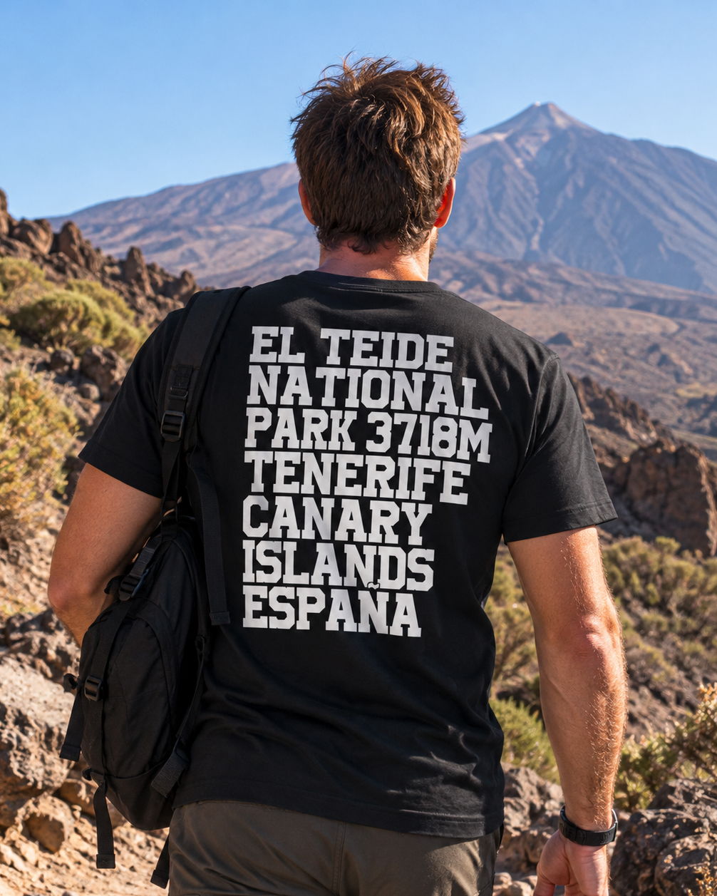 Modelo con Camiseta Letras Tenerife negra, diseño tipográfico de El Teide – Destination.es
