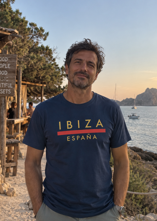 Modelo con Camiseta Línea Roja Ibiza azul marino, diseño "Ibiza España" – Destination.es