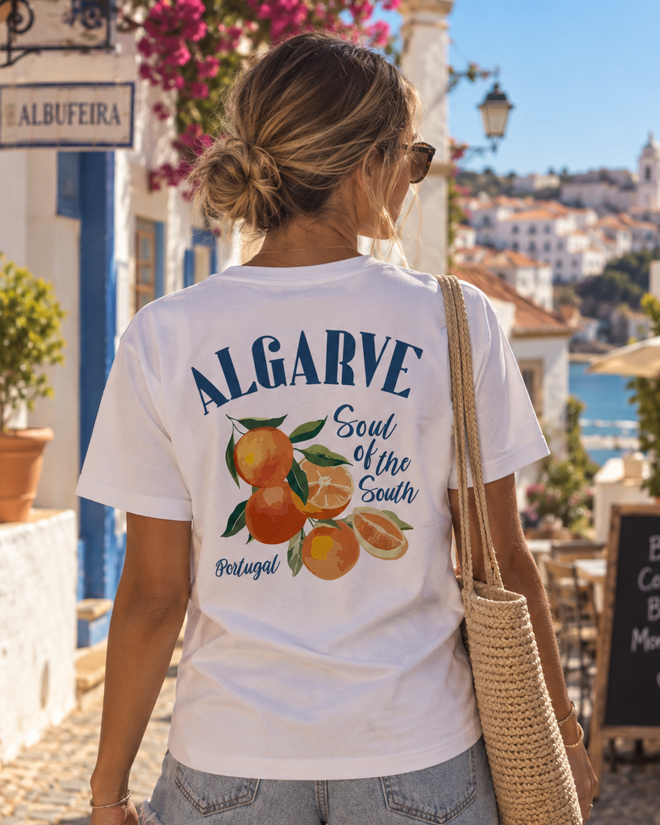 Modelo con Camiseta Naranjas Algarve blanca, diseño de naranjas y "Soul of the South" – Destination.es