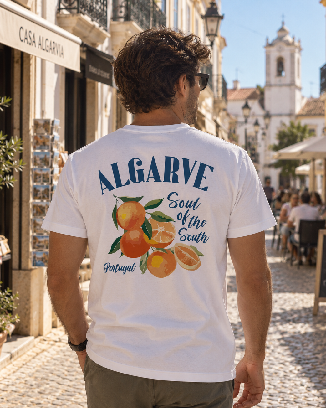 Modelo con Camiseta Naranjas Algarve blanca, diseño de naranjas y "Soul of the South" – Destination.es