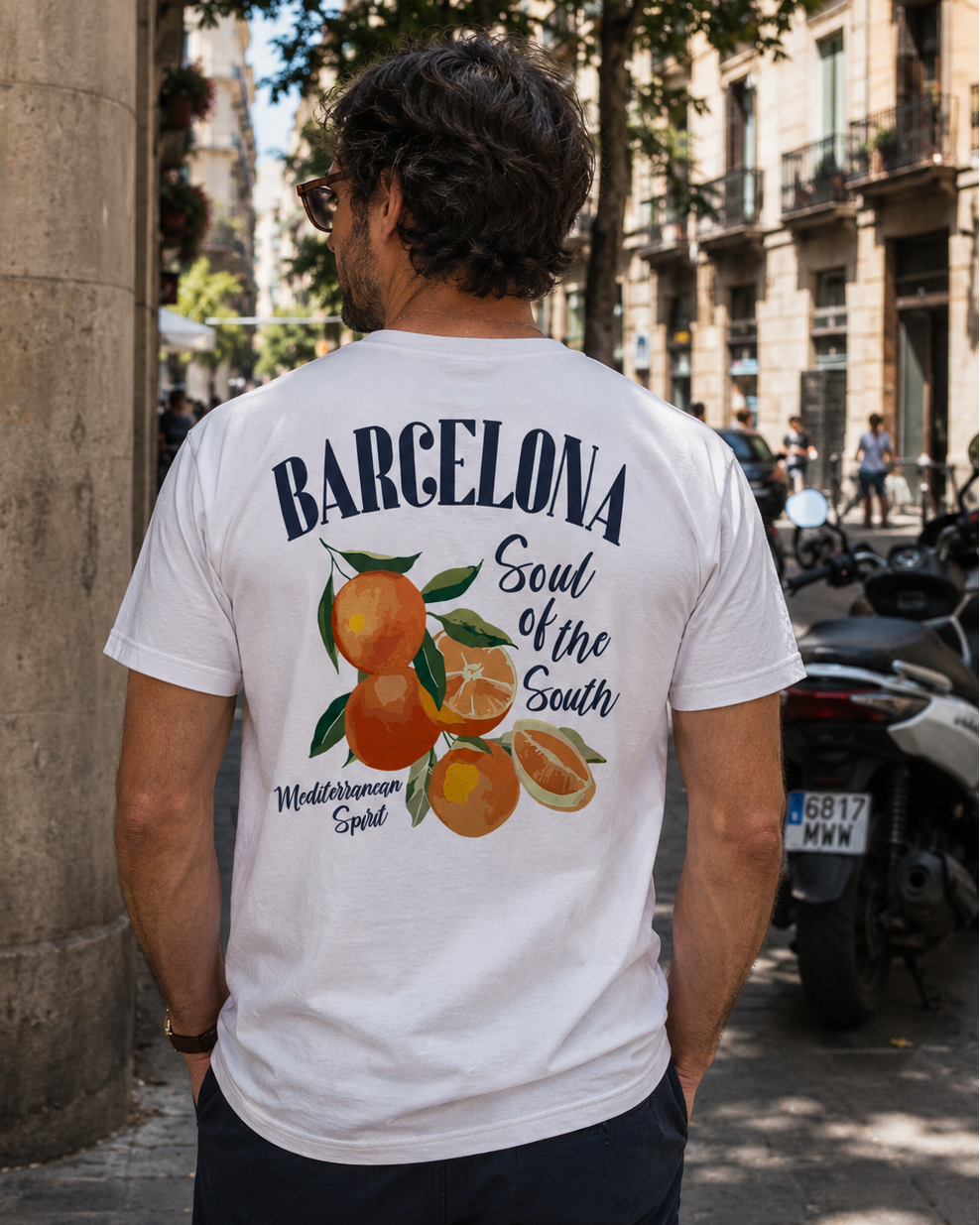 Modelo con Camiseta Naranjas Barcelona blanca, diseño de naranjas y "Soul of the South" – Destination.es