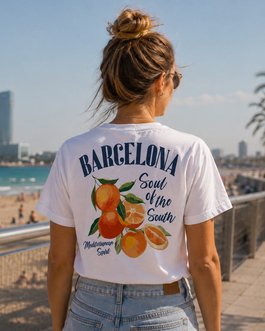 Alt text: Modelo con Camiseta Naranjas Barcelona blanca, diseño de naranjas y "Soul of the South" – Destination.es
