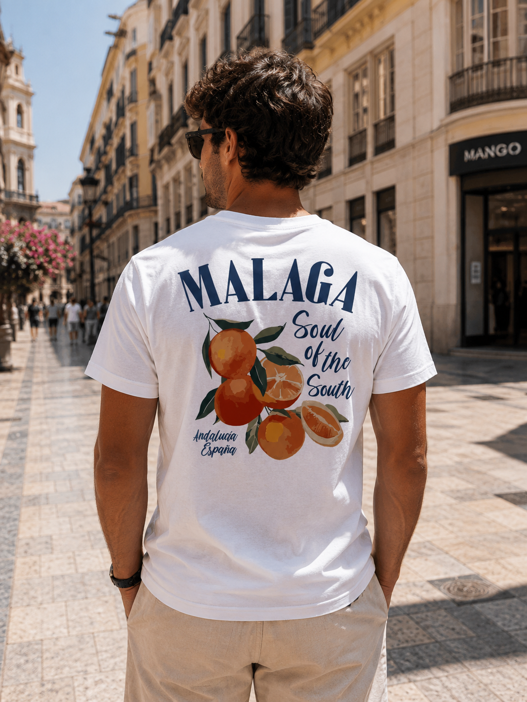 Modelo con Camiseta Naranjas Málaga blanca, diseño de naranjas y Andalucía España – Destination.es